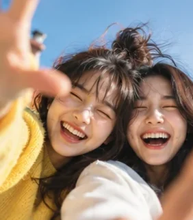함께 웃는 두 사람