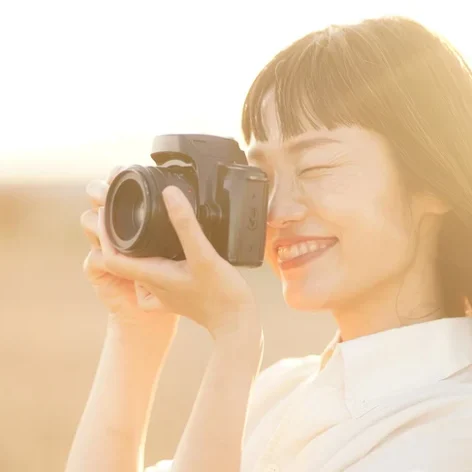 햇살 아래에서 카메라를 든 사람
